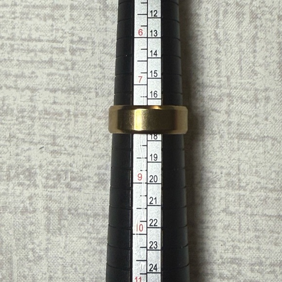 NWT Goldtone Stainless Steel Band Ring, Size 8 - Picture 4 of 4